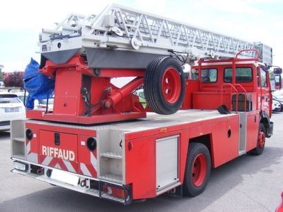 Renault Midliner M180 Drehleiter Feuerwehr EPSA23.5 1999 - Emelőkosaras teherautó: 4 kép. Renault Midliner M180 Drehleiter Feuerwehr EPSA23.5 1999 - Emelőkosaras teherautó: 4 kép.