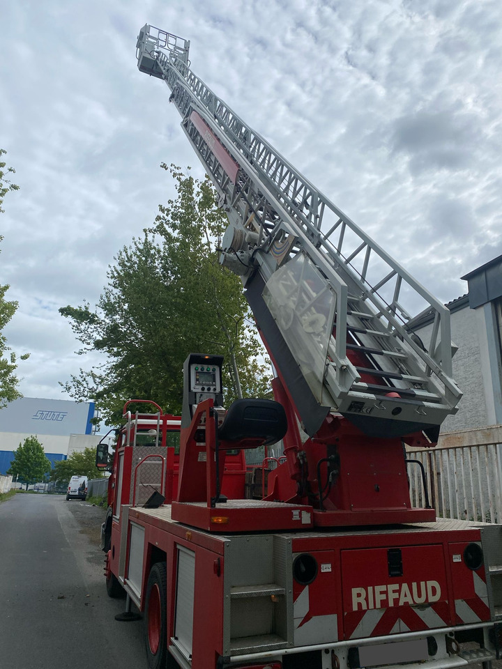 Renault Midliner M180 Drehleiter Feuerwehr EPSA23.5 1999 - Emelőkosaras teherautó: 1 kép. Renault Midliner M180 Drehleiter Feuerwehr EPSA23.5 1999 - Emelőkosaras teherautó: 1 kép.