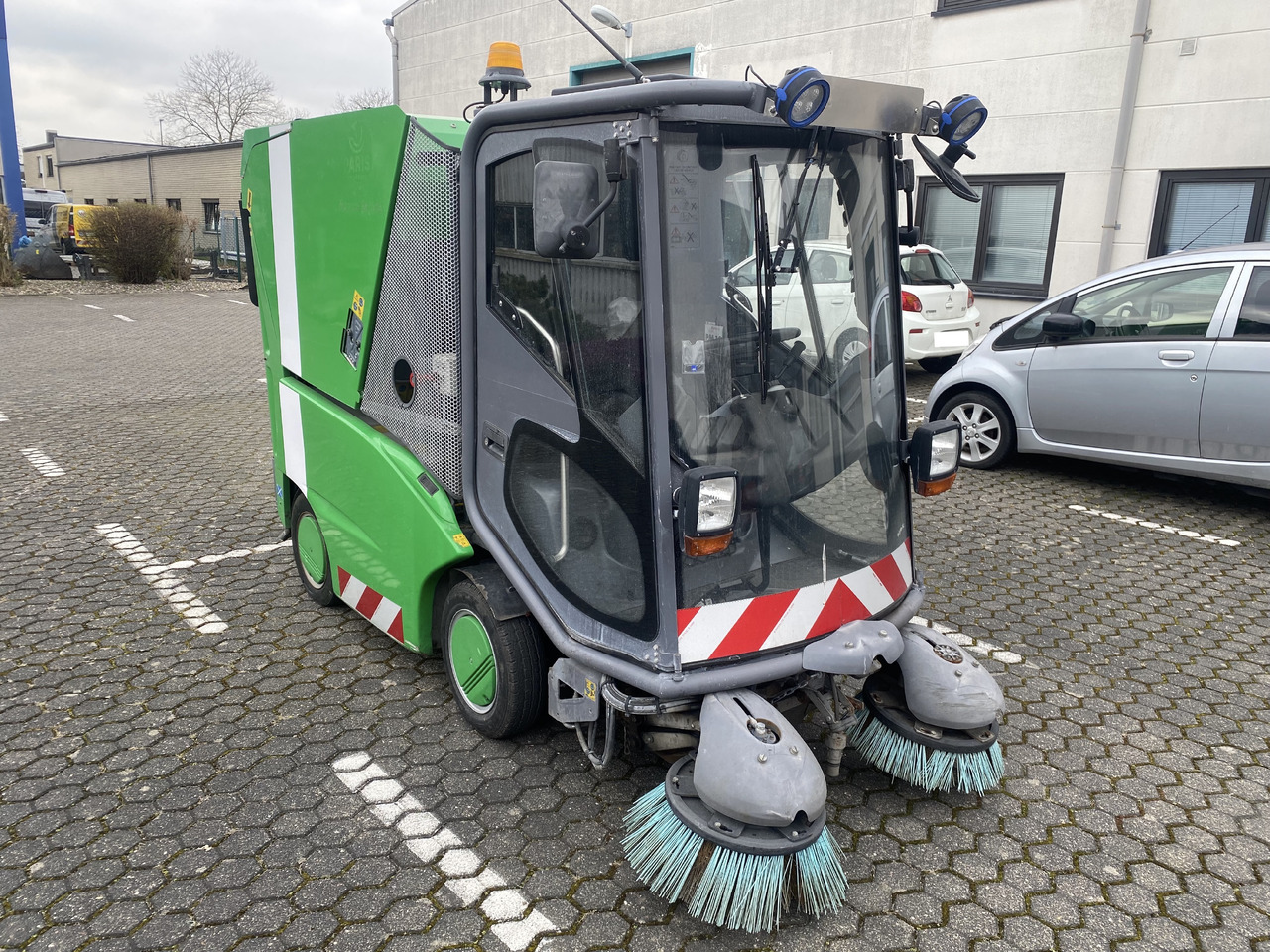 TENNANT Green Machines 500 ZE electric 500 ZE - Utcaseprő gép: 3 kép. TENNANT Green Machines 500 ZE electric 500 ZE - Utcaseprő gép: 3 kép.