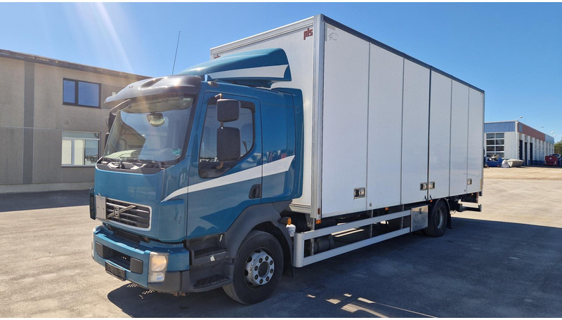Volvo FL260 4X2 - Dobozos felépítményű teherautó: 1 kép. Volvo FL260 4X2 - Dobozos felépítményű teherautó: 1 kép.