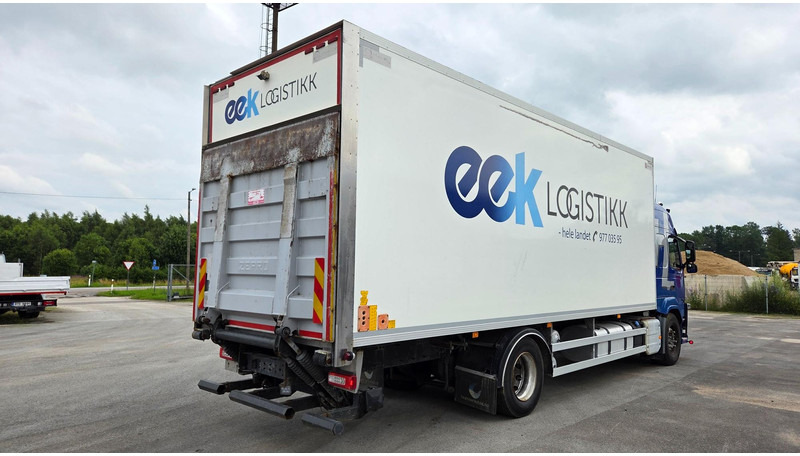 Volvo FM330 4X2 - Dobozos felépítményű teherautó: 3 kép. Volvo FM330 4X2 - Dobozos felépítményű teherautó: 3 kép.