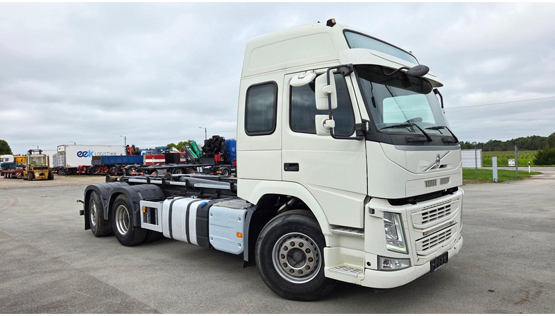 Volvo FM460 6X2*4 - Horgos rakodó teherautó: 2 kép. Volvo FM460 6X2*4 - Horgos rakodó teherautó: 2 kép.
