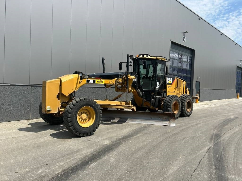 CAT 140 M (CE Certified) - Gréder: 2 kép. CAT 140 M (CE Certified) - Gréder: 2 kép.