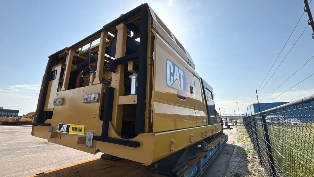CAT 374  - Lánctalpas kotró: 3 kép. CAT 374  - Lánctalpas kotró: 3 kép.