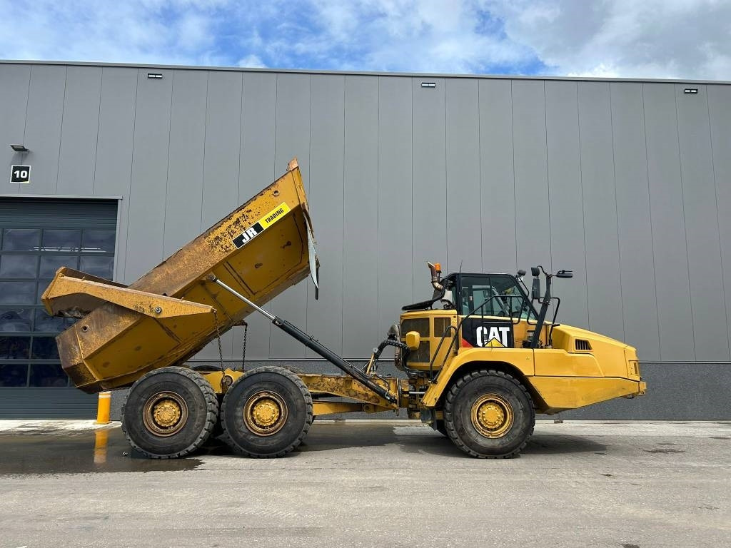 CAT 730 C2 (CE marked / under preparation) - Csuklós dömper: 5 kép. CAT 730 C2 (CE marked / under preparation) - Csuklós dömper: 5 kép.