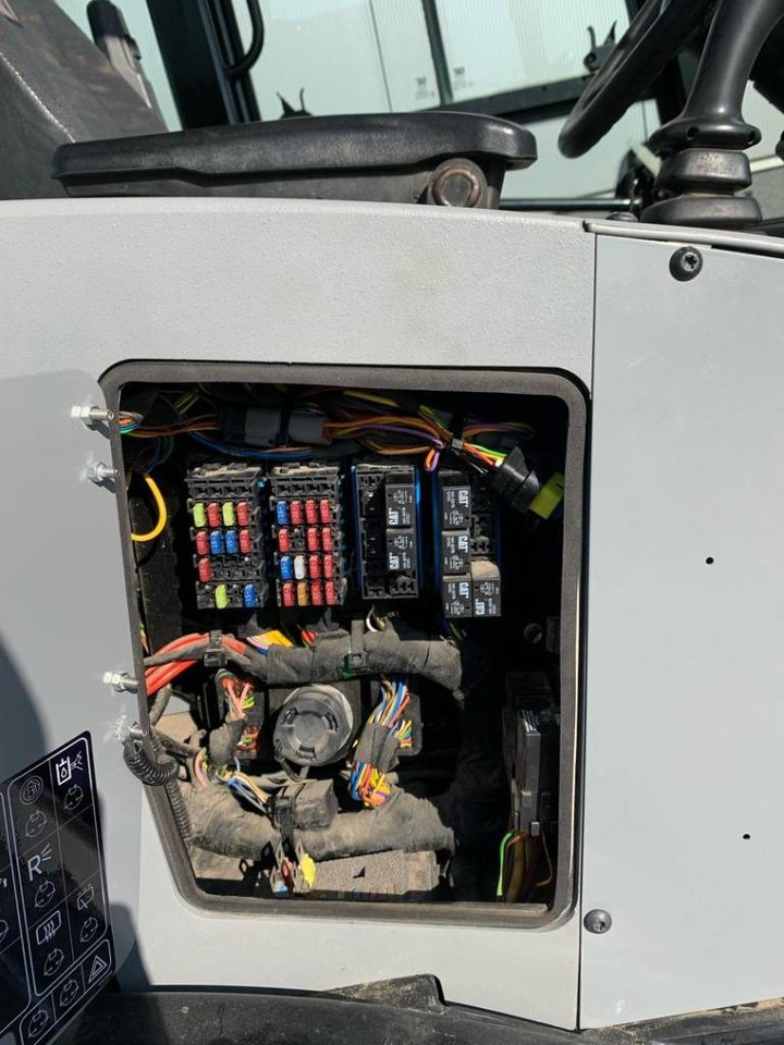 Gumikerekes homlokrakodó CAT 906: 16 kép. Gumikerekes homlokrakodó CAT 906: 16 kép.