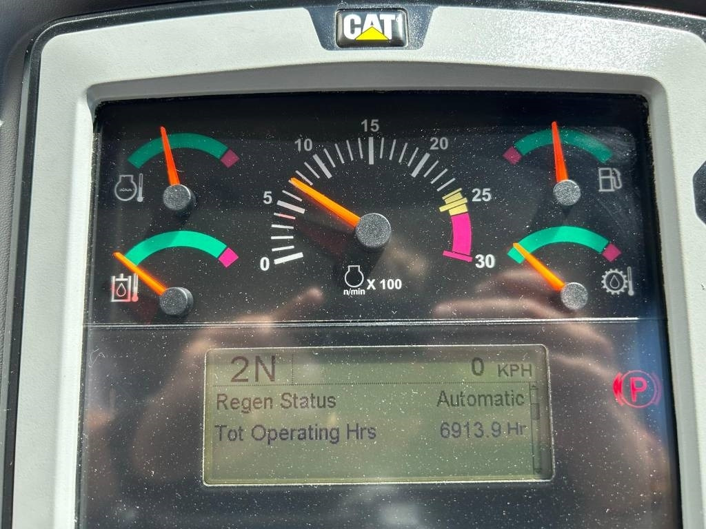 Gumikerekes homlokrakodó CAT 950 K: 10 kép.