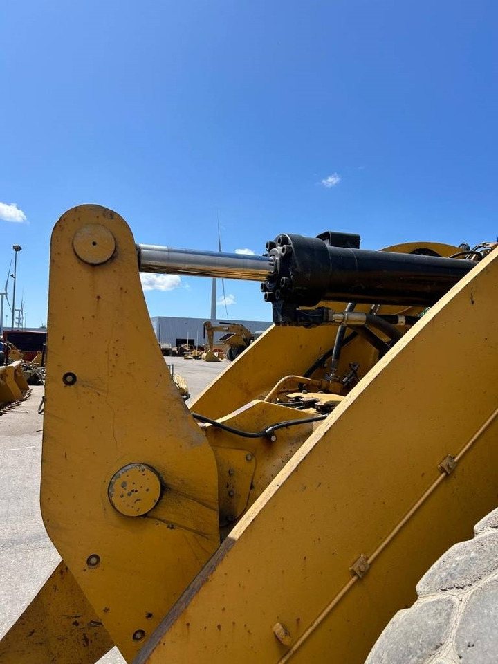 Gumikerekes homlokrakodó CAT 950 K: 22 kép.