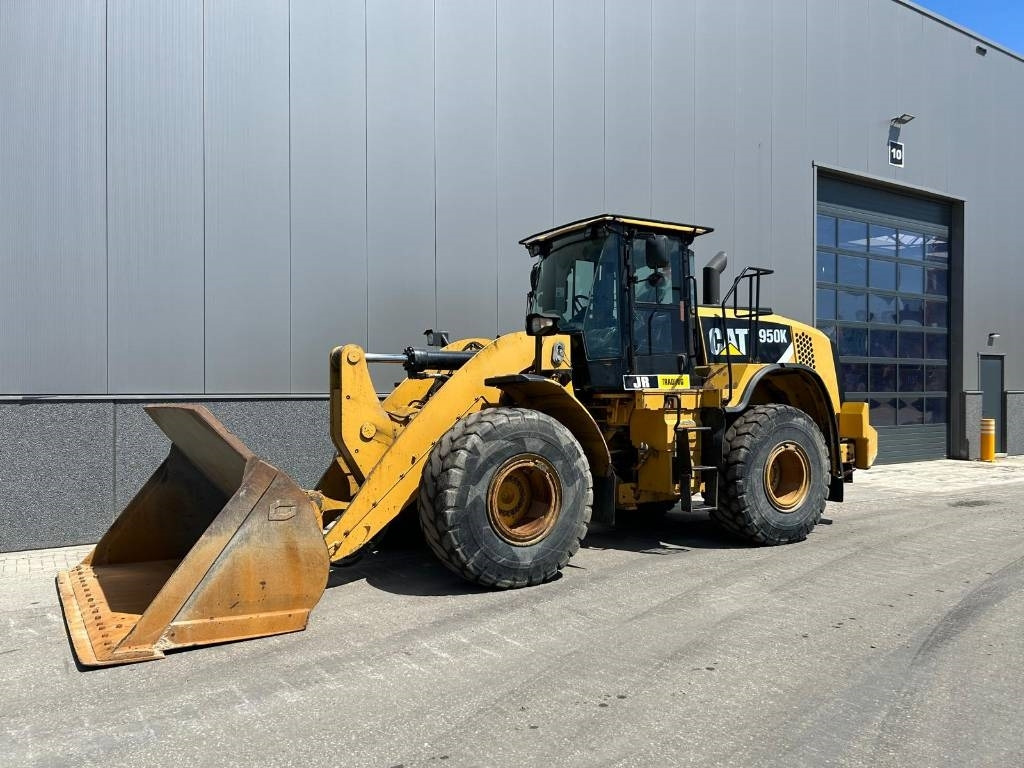 CAT 950 K - Gumikerekes homlokrakodó: 2 kép. CAT 950 K - Gumikerekes homlokrakodó: 2 kép.
