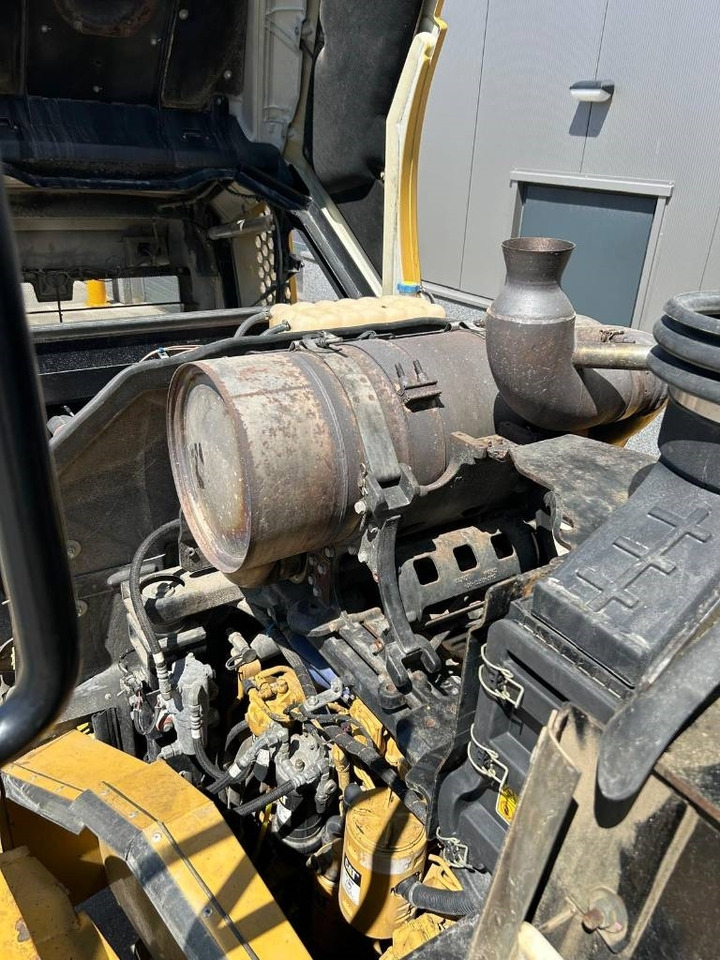 Gumikerekes homlokrakodó CAT 950 K: 17 kép.