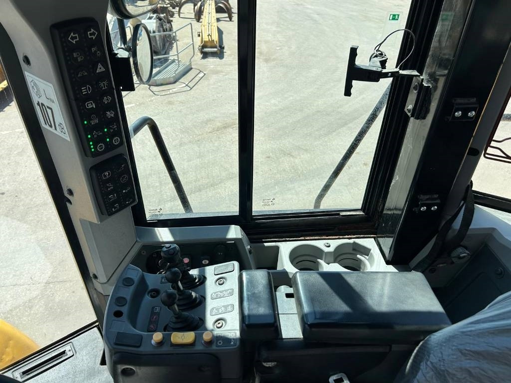 Gumikerekes homlokrakodó CAT 950 K: 13 kép.