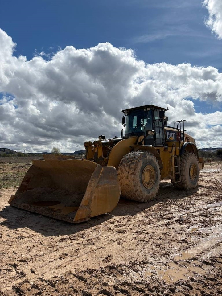 CAT 980 K - Gumikerekes homlokrakodó: 2 kép. CAT 980 K - Gumikerekes homlokrakodó: 2 kép.