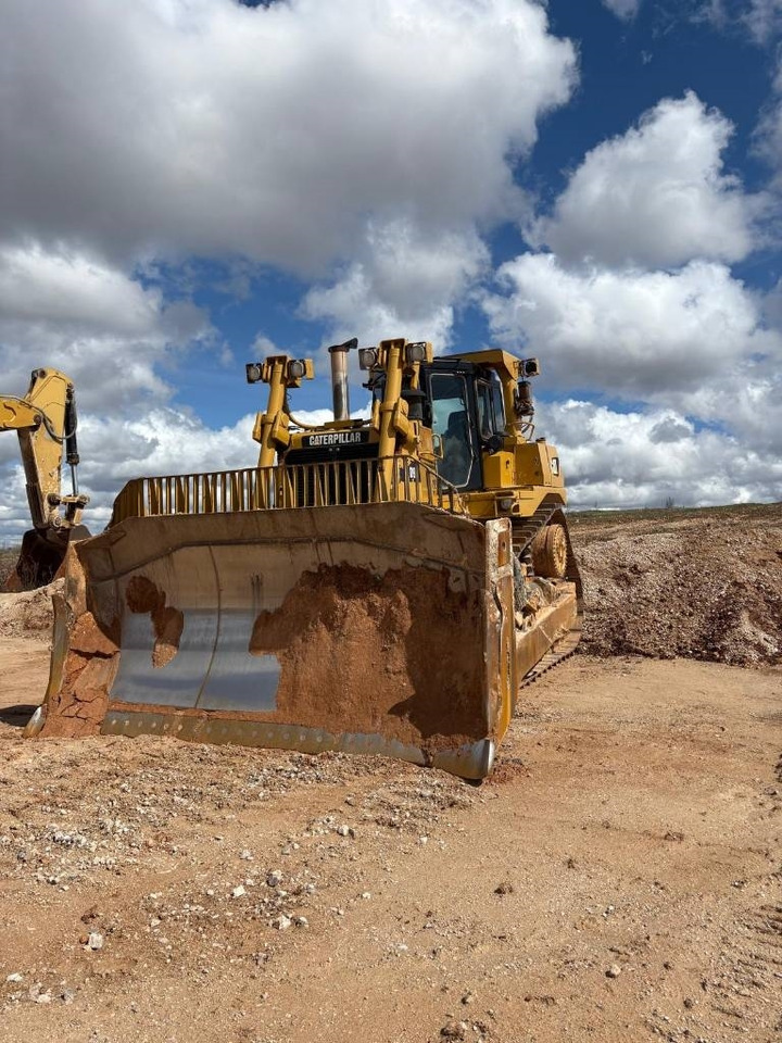 CAT D 9 T (CE Certified / New Undercarriage) - Buldózer: 4 kép. CAT D 9 T (CE Certified / New Undercarriage) - Buldózer: 4 kép.