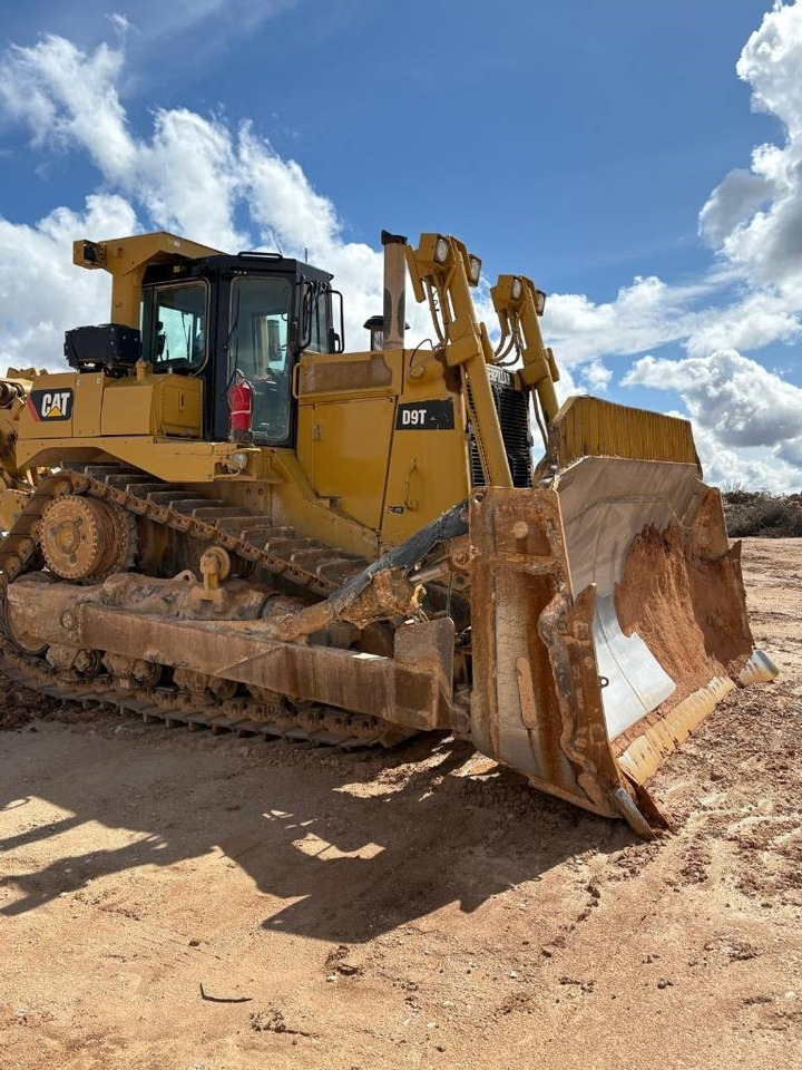 CAT D 9 T (CE Certified / New Undercarriage) - Buldózer: 3 kép. CAT D 9 T (CE Certified / New Undercarriage) - Buldózer: 3 kép.