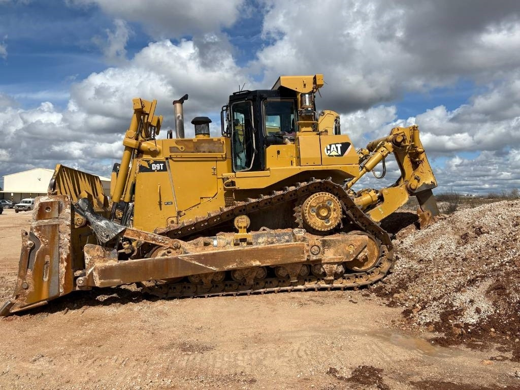 CAT D 9 T (CE Certified / New Undercarriage) - Buldózer: 2 kép. CAT D 9 T (CE Certified / New Undercarriage) - Buldózer: 2 kép.