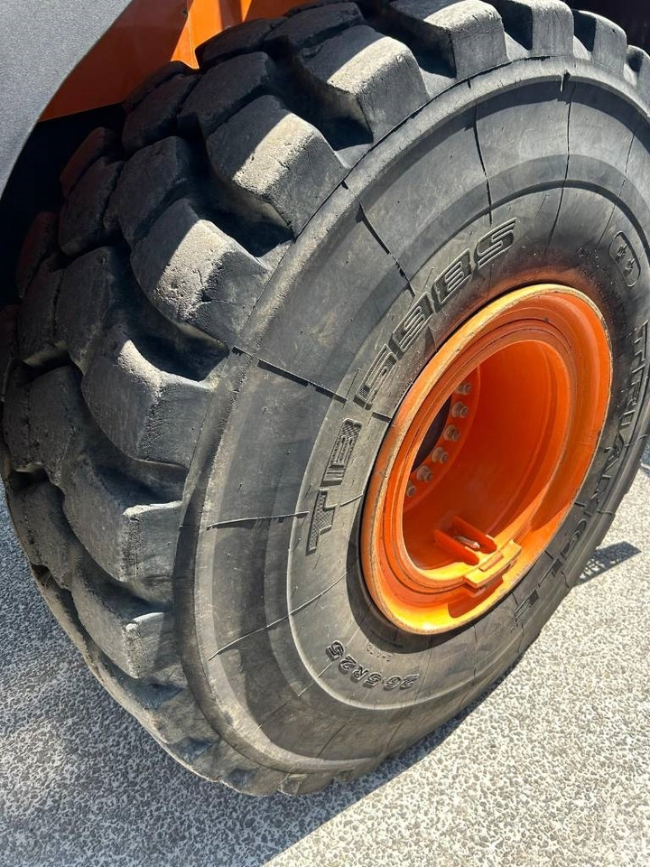 Gumikerekes homlokrakodó Doosan DL 420-7 (CDC): 25 kép.