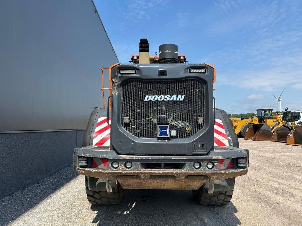 Doosan DL 420-7 (CDC) - Gumikerekes homlokrakodó: 4 kép. Doosan DL 420-7 (CDC) - Gumikerekes homlokrakodó: 4 kép.