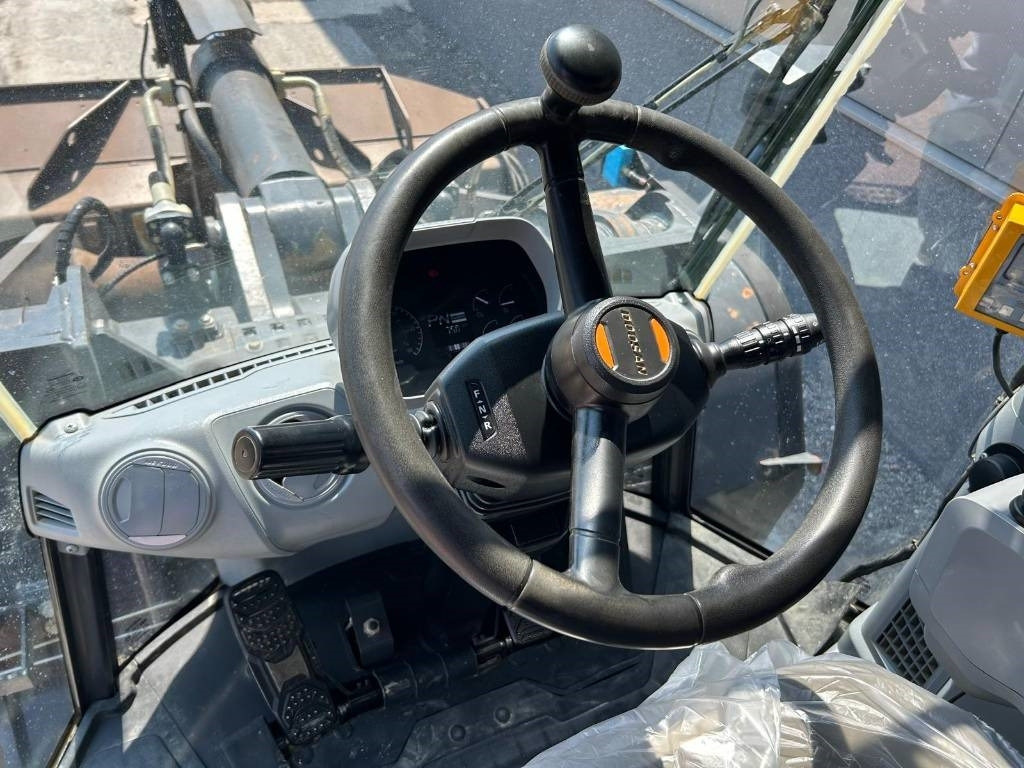 Gumikerekes homlokrakodó Doosan DL 420-7 (CDC): 14 kép.