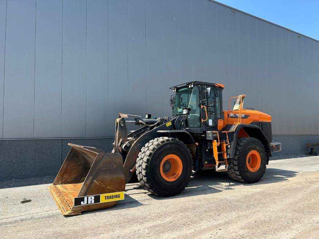 Doosan DL 420-7 (CDC) - Gumikerekes homlokrakodó: 2 kép. Doosan DL 420-7 (CDC) - Gumikerekes homlokrakodó: 2 kép.