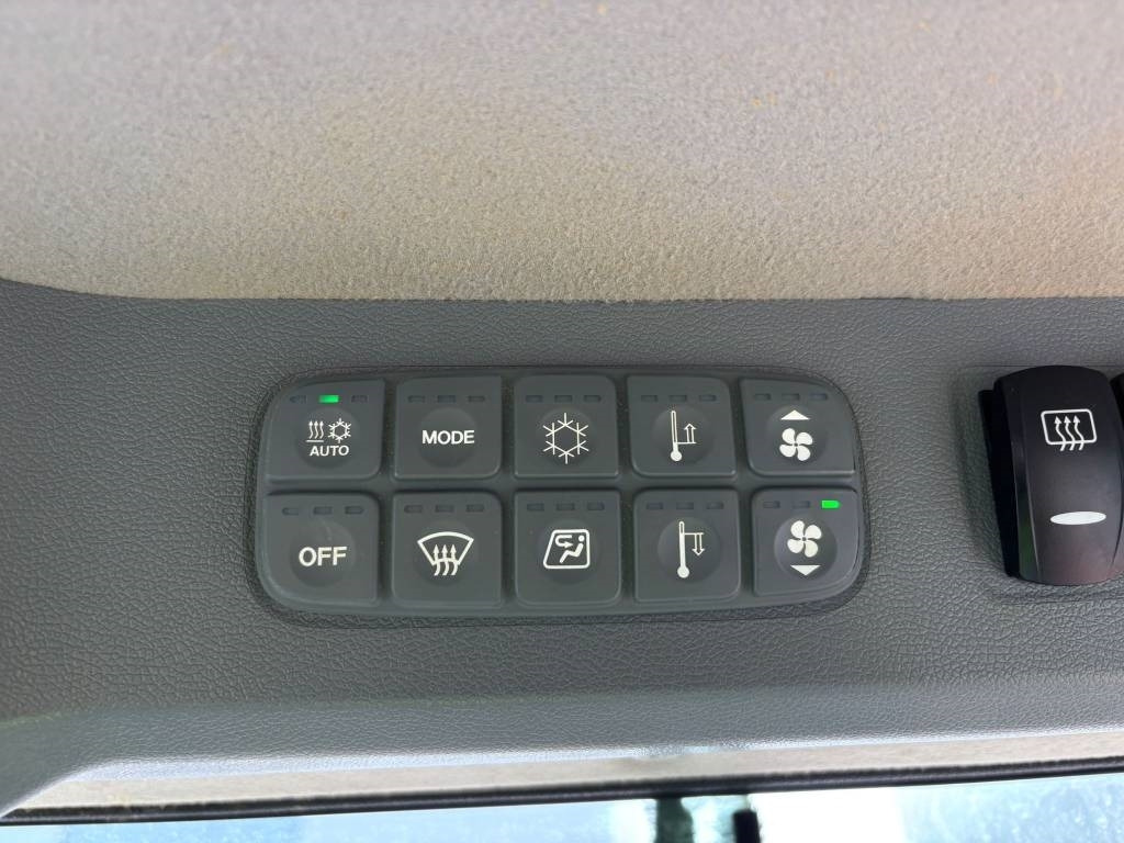 Gumikerekes homlokrakodó Doosan DL 420-7 (CDC): 20 kép.