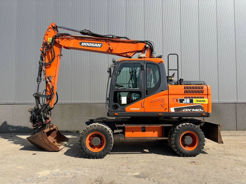 Doosan DX 140 W-5 (R5 Rototilt) - Gumikerekes kotró: 1 kép. Doosan DX 140 W-5 (R5 Rototilt) - Gumikerekes kotró: 1 kép.