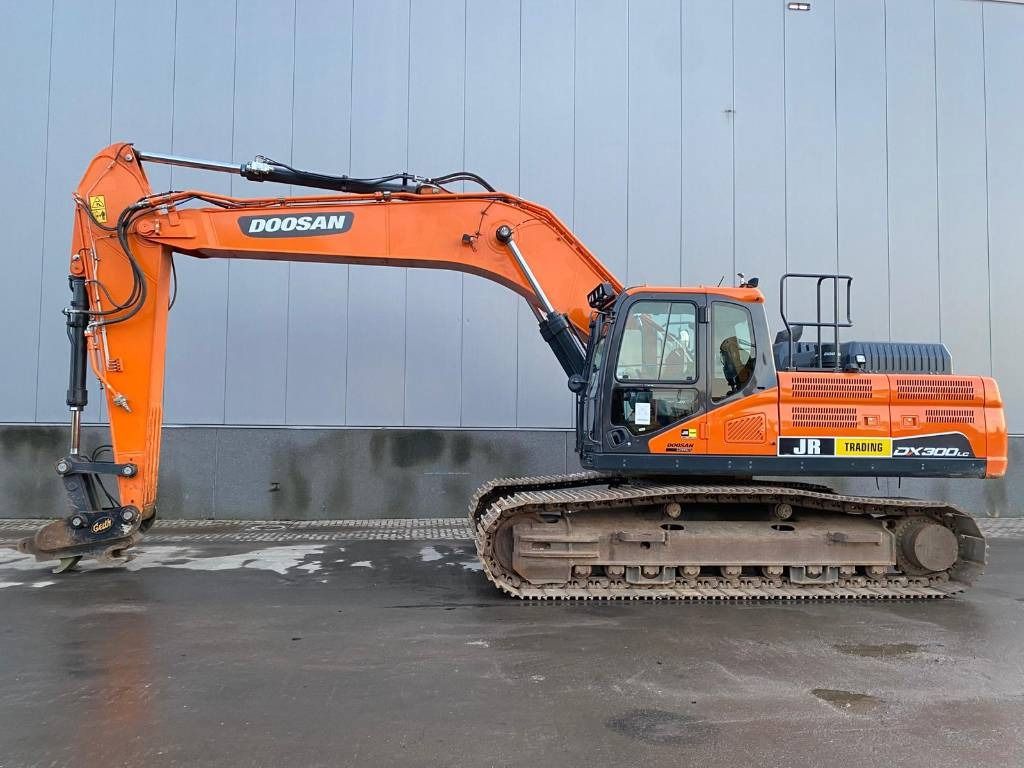 Doosan DX 300 LC-7 - Lánctalpas kotró: 1 kép. Doosan DX 300 LC-7 - Lánctalpas kotró: 1 kép.