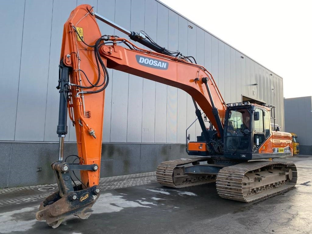 Doosan DX 300 LC-7 - Lánctalpas kotró: 2 kép. Doosan DX 300 LC-7 - Lánctalpas kotró: 2 kép.