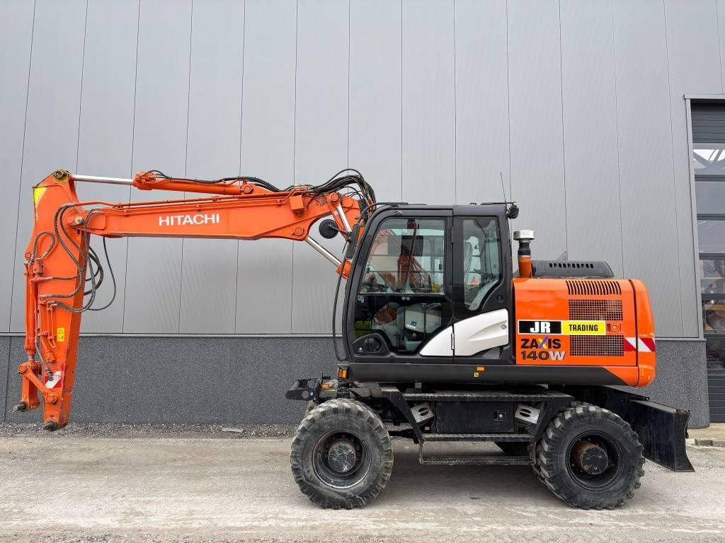 Hitachi ZX 140 W-5B - Gumikerekes kotró: 1 kép. Hitachi ZX 140 W-5B - Gumikerekes kotró: 1 kép.