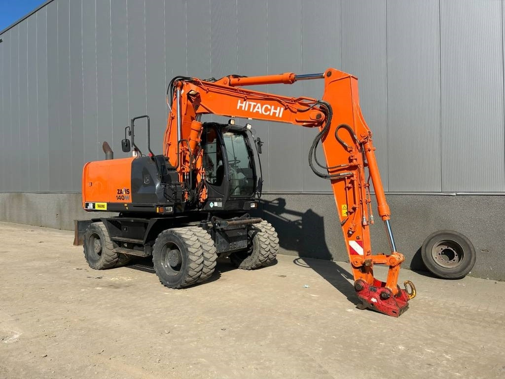 Hitachi ZX 140 W-5B - Gumikerekes kotró: 4 kép. Hitachi ZX 140 W-5B - Gumikerekes kotró: 4 kép.