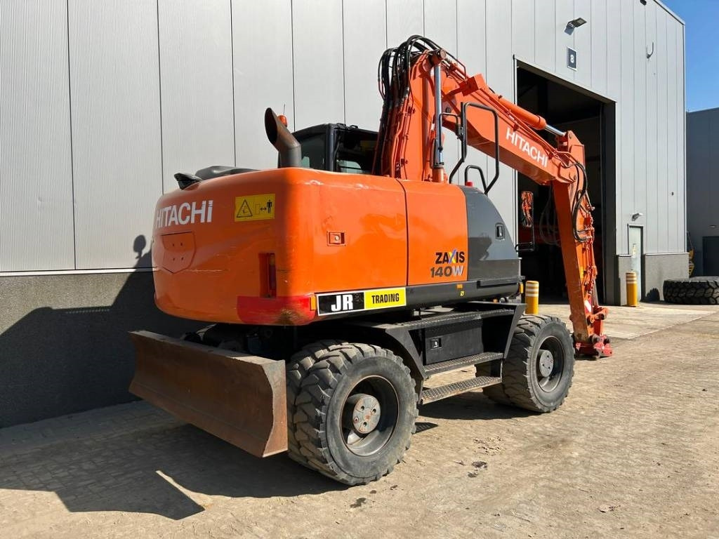 Hitachi ZX 140 W-5B - Gumikerekes kotró: 3 kép. Hitachi ZX 140 W-5B - Gumikerekes kotró: 3 kép.
