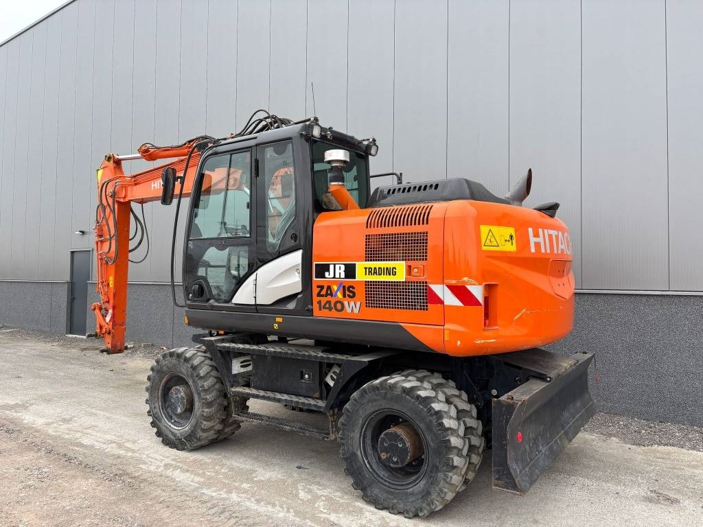 Hitachi ZX 140 W-5B - Gumikerekes kotró: 3 kép. Hitachi ZX 140 W-5B - Gumikerekes kotró: 3 kép.