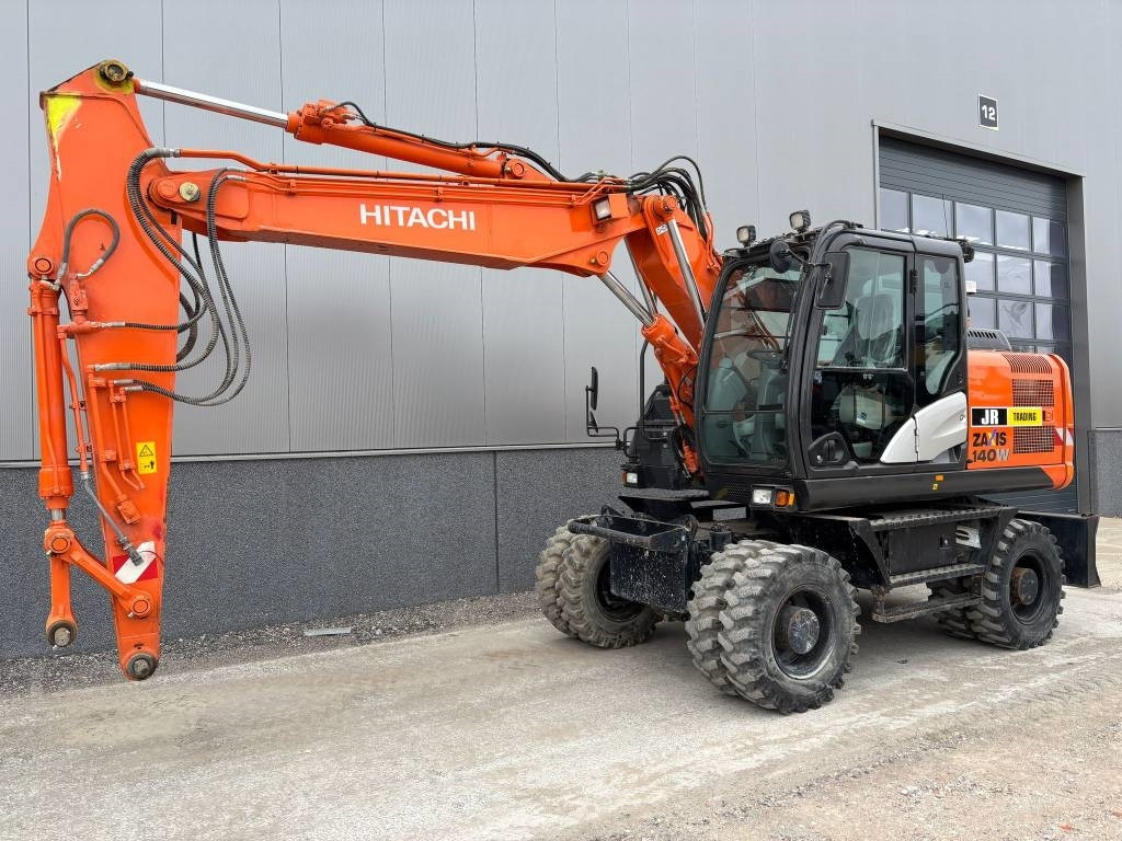 Hitachi ZX 140 W-5B - Gumikerekes kotró: 2 kép. Hitachi ZX 140 W-5B - Gumikerekes kotró: 2 kép.