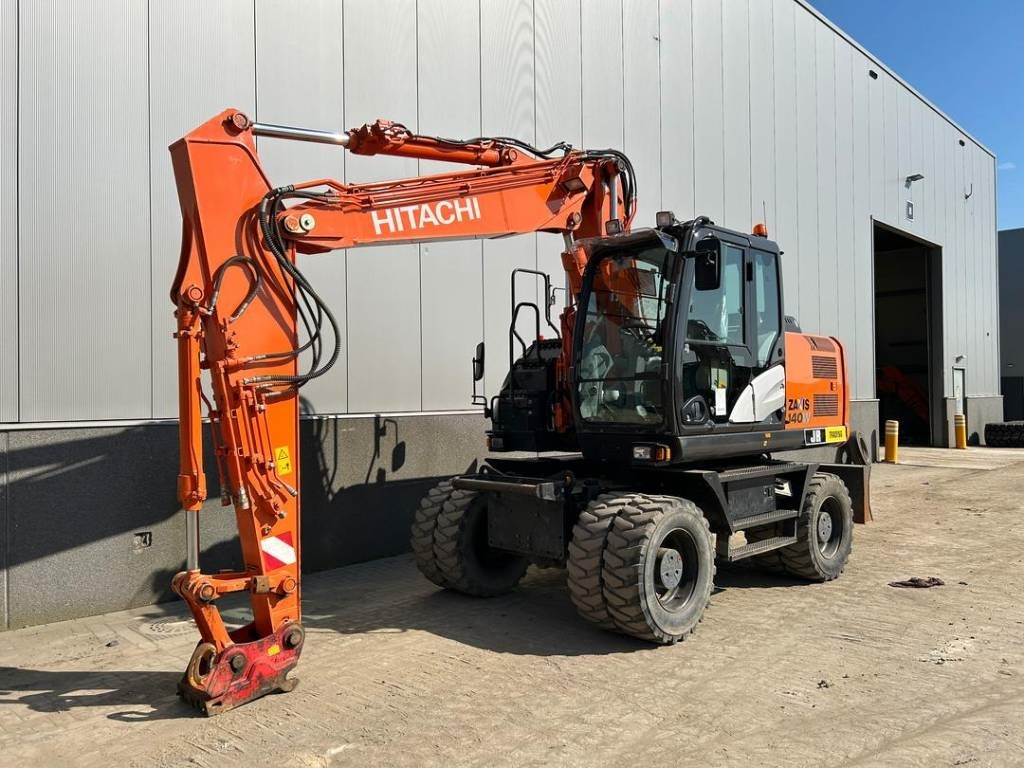 Hitachi ZX 140 W-5B - Gumikerekes kotró: 2 kép. Hitachi ZX 140 W-5B - Gumikerekes kotró: 2 kép.