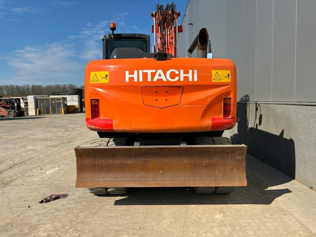 Hitachi ZX 140 W-5B - Gumikerekes kotró: 4 kép. Hitachi ZX 140 W-5B - Gumikerekes kotró: 4 kép.