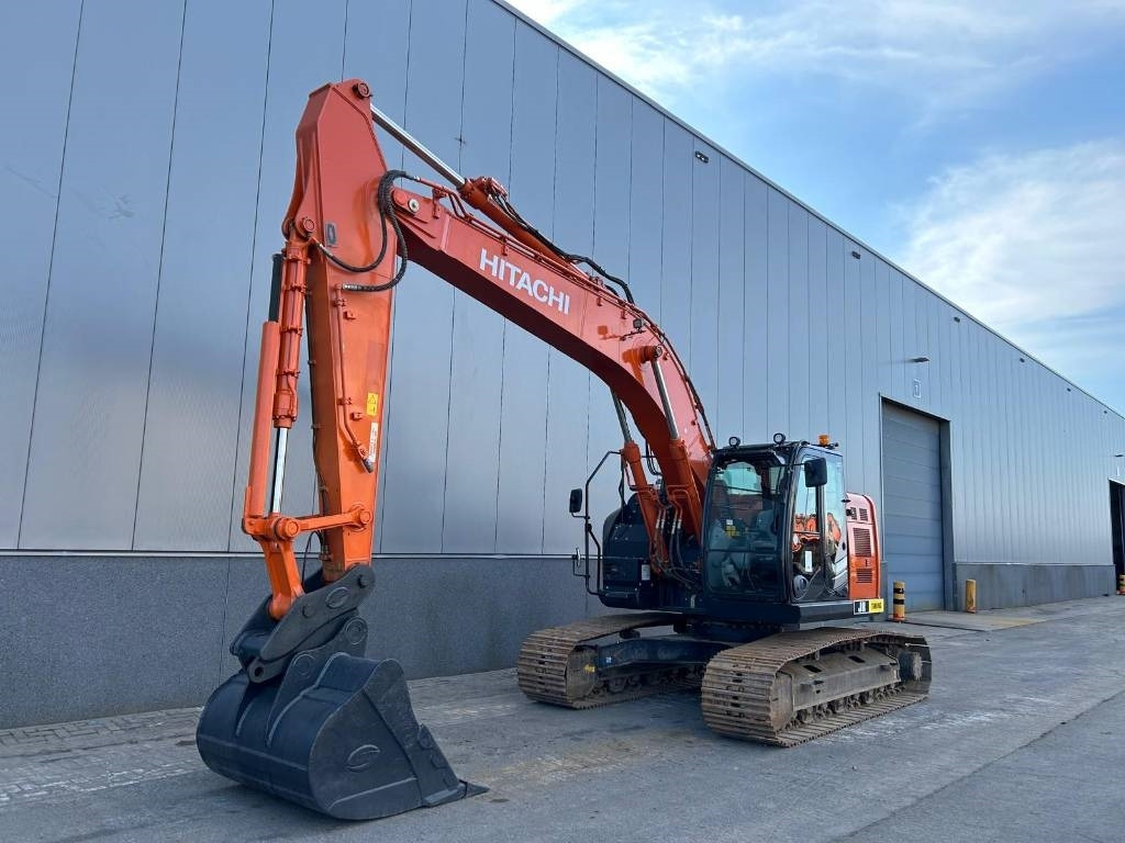 Hitachi ZX 225 US LC-6 - Lánctalpas kotró: 2 kép. Hitachi ZX 225 US LC-6 - Lánctalpas kotró: 2 kép.