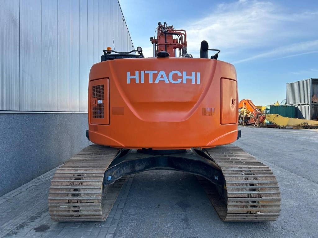 Hitachi ZX 225 US LC-6 - Lánctalpas kotró: 4 kép. Hitachi ZX 225 US LC-6 - Lánctalpas kotró: 4 kép.