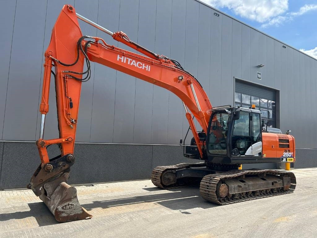 Hitachi ZX 250 LC-6 (GPS Prepared) - Lánctalpas kotró: 2 kép. Hitachi ZX 250 LC-6 (GPS Prepared) - Lánctalpas kotró: 2 kép.