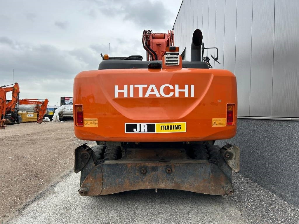 Hitachi ZX220W-5B - Gumikerekes kotró: 4 kép. Hitachi ZX220W-5B - Gumikerekes kotró: 4 kép.