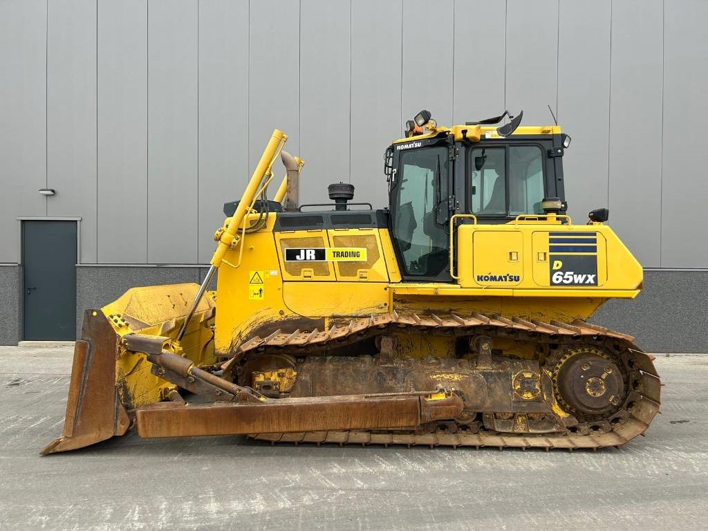 Komatsu D 65 WX-18 - Buldózer: 2 kép. Komatsu D 65 WX-18 - Buldózer: 2 kép.