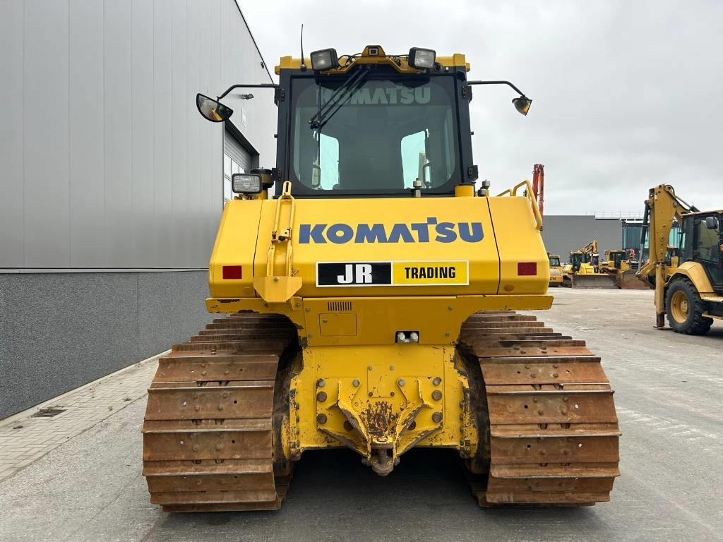 Komatsu D 65 WX-18 - Buldózer: 4 kép. Komatsu D 65 WX-18 - Buldózer: 4 kép.