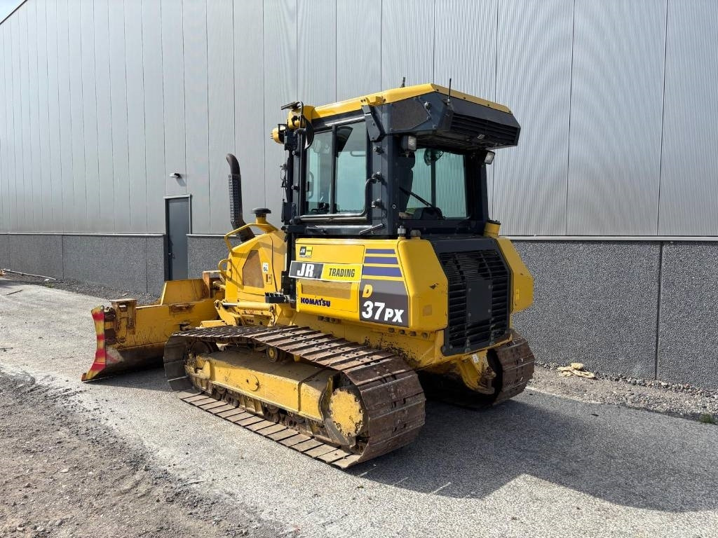 Komatsu D37 PX-23 - Buldózer: 3 kép. Komatsu D37 PX-23 - Buldózer: 3 kép.