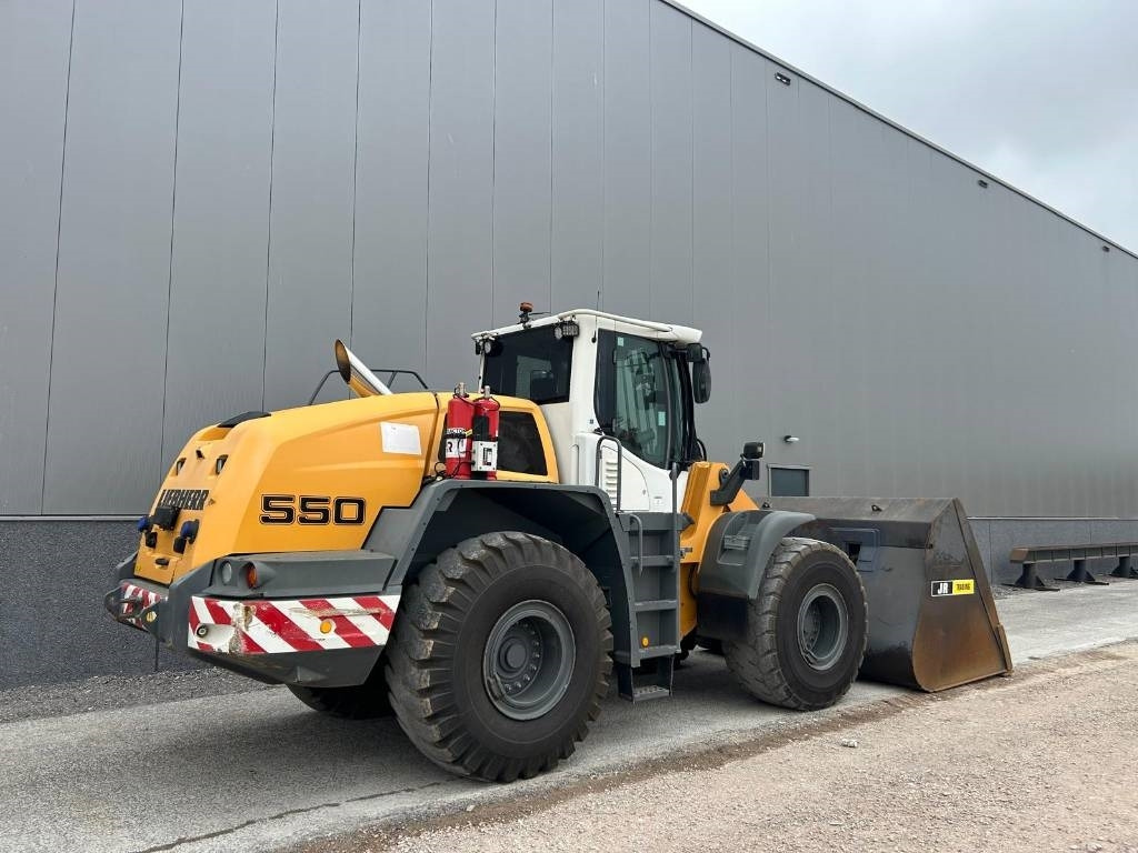 Liebherr L 550 (Comes with High-tip - Mit Hochkipper) - Gumikerekes homlokrakodó: 5 kép. Liebherr L 550 (Comes with High-tip - Mit Hochkipper) - Gumikerekes homlokrakodó: 5 kép.