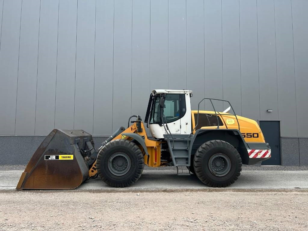 Liebherr L 550 (Comes with High-tip - Mit Hochkipper) - Gumikerekes homlokrakodó: 1 kép. Liebherr L 550 (Comes with High-tip - Mit Hochkipper) - Gumikerekes homlokrakodó: 1 kép.