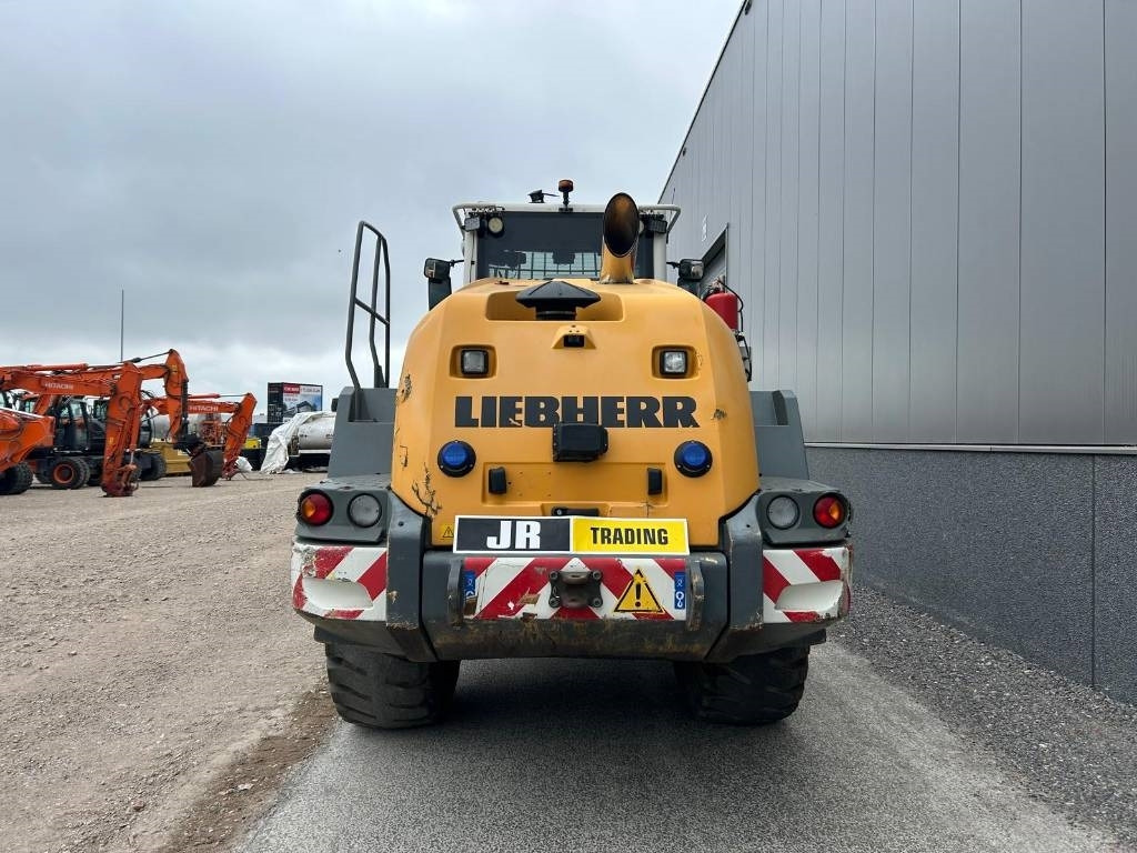 Liebherr L 550 (Comes with High-tip - Mit Hochkipper) - Gumikerekes homlokrakodó: 4 kép. Liebherr L 550 (Comes with High-tip - Mit Hochkipper) - Gumikerekes homlokrakodó: 4 kép.