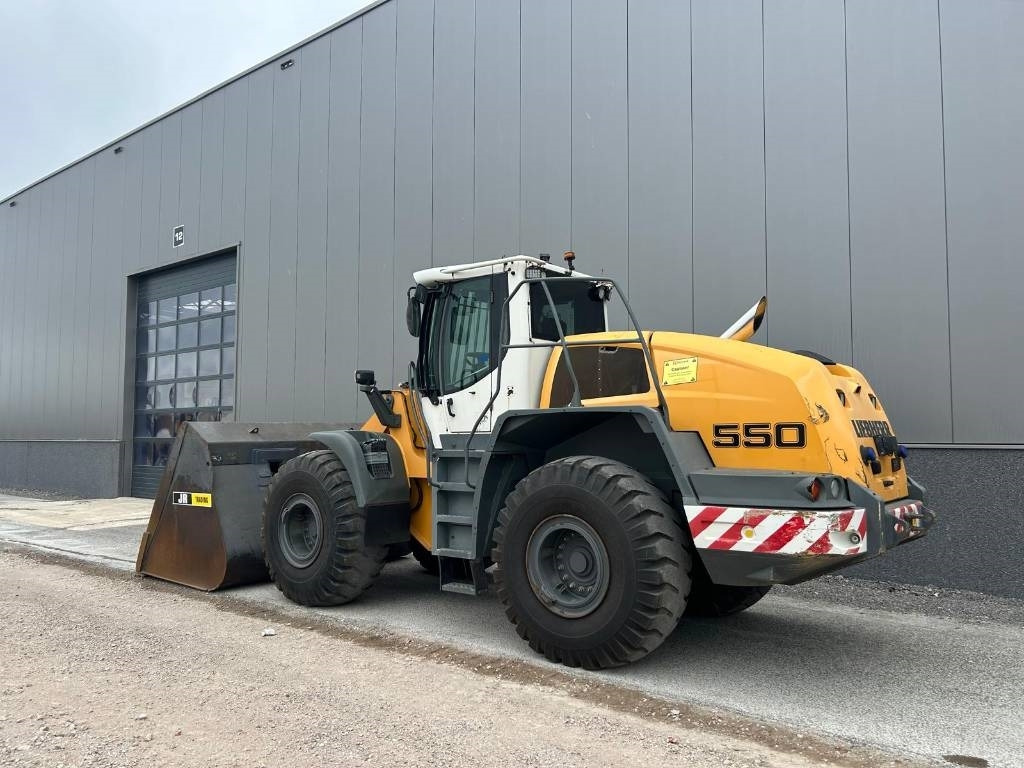 Liebherr L 550 (Comes with High-tip - Mit Hochkipper) - Gumikerekes homlokrakodó: 3 kép. Liebherr L 550 (Comes with High-tip - Mit Hochkipper) - Gumikerekes homlokrakodó: 3 kép.