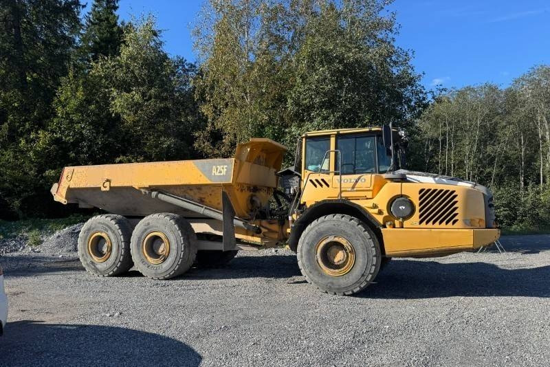 Volvo A 25 E (On Transport) - Csuklós dömper: 1 kép. Volvo A 25 E (On Transport) - Csuklós dömper: 1 kép.
