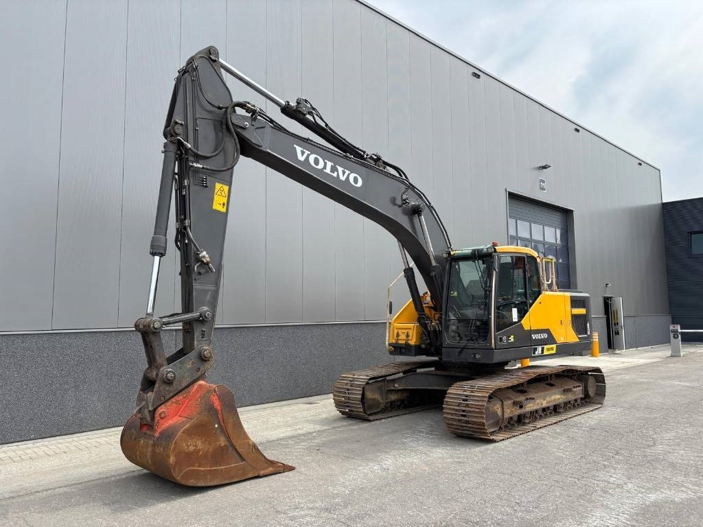 Volvo EC 220 EL (new undercarriage) - Lánctalpas kotró: 2 kép. Volvo EC 220 EL (new undercarriage) - Lánctalpas kotró: 2 kép.