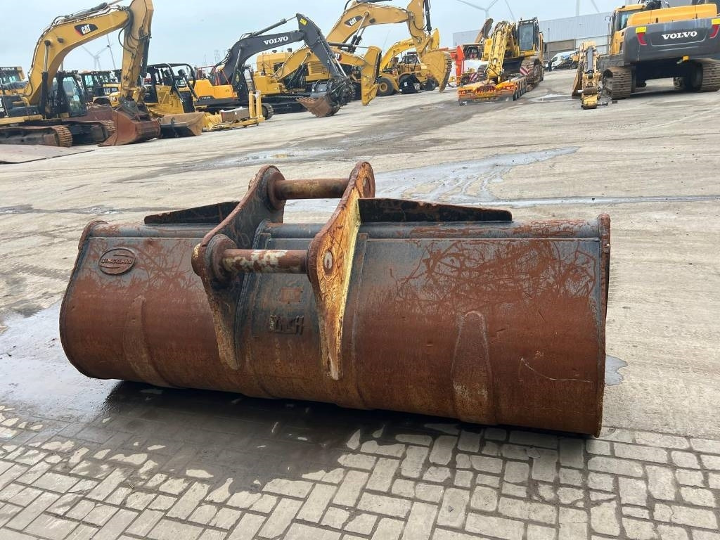 Volvo EC 480 E L coupler + bucket - Kanál - Építőipari gépek: 4 kép. Volvo EC 480 E L coupler + bucket - Kanál - Építőipari gépek: 4 kép.