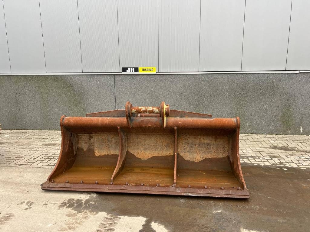Volvo EC 480 E L coupler + bucket - Kanál - Építőipari gépek: 1 kép. Volvo EC 480 E L coupler + bucket - Kanál - Építőipari gépek: 1 kép.