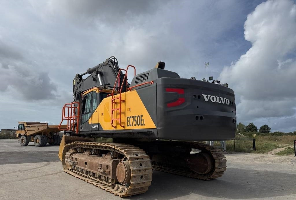 Volvo EC 750 EL (On Transport) - Lánctalpas kotró: 2 kép. Volvo EC 750 EL (On Transport) - Lánctalpas kotró: 2 kép.